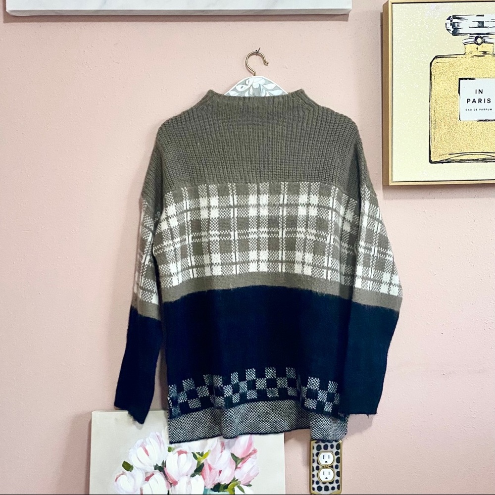 Urban Outfitters | Plaid Checkered Sweater